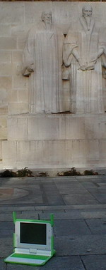 L'OLPC devant le Mur des Réformateurs (Protestant Memorial) à Genève